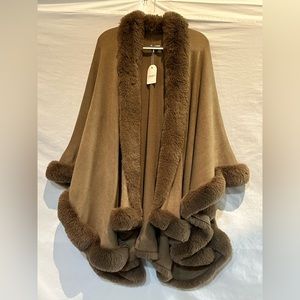 NEW - BEAUTIFUL Passage Premium Faux
Fur Border Sweater Cape/Wrap - Taupe